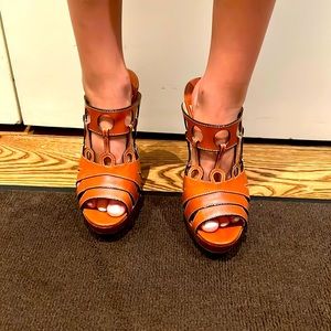KENDEL VIBES BRAND new pair of Christian Loubiton